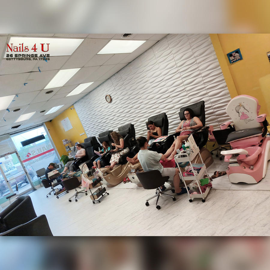 Nails 4 U | Nail salon interior